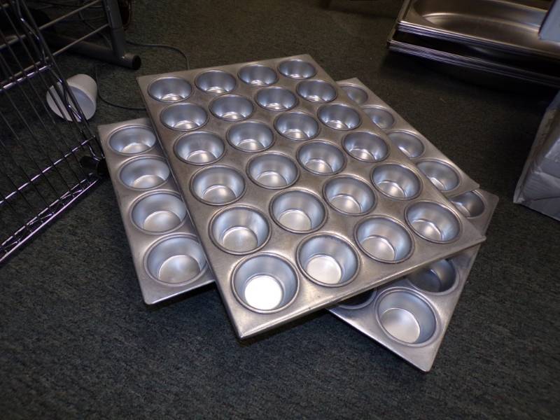 lot 136 image: Set of 3 muffin Tins