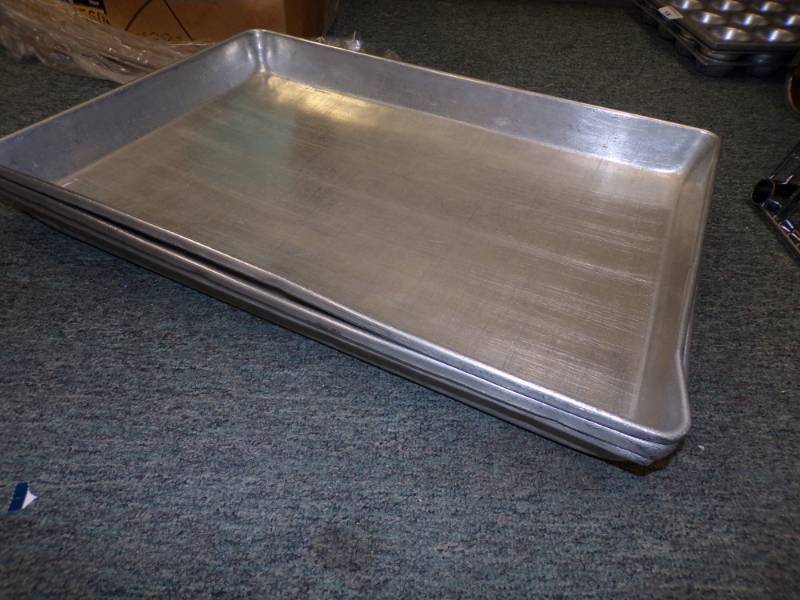 lot 137 image: Set of 3 Large Baking Trays