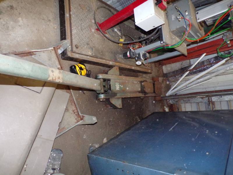 lot 202 image: 2 Ton Floor Jack