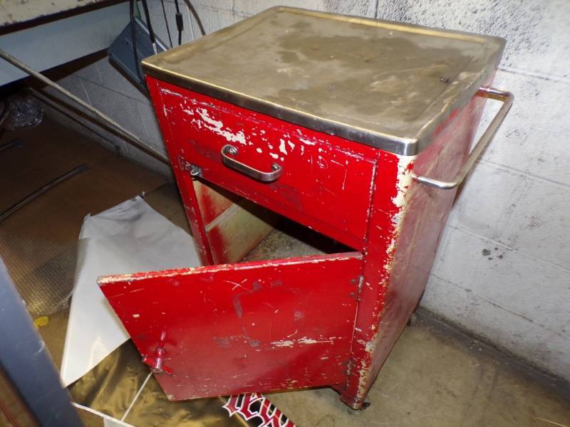 lot 78 image: Red Cart on wheels