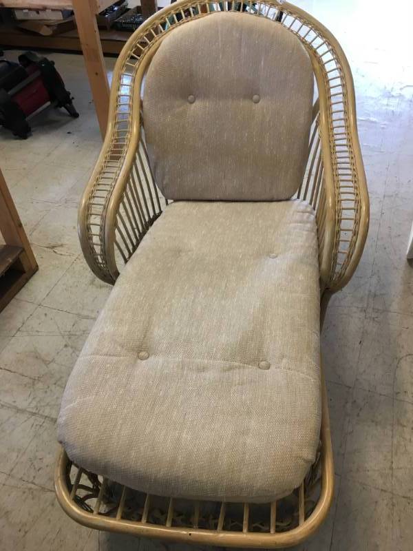 lot 70 image: Wicker Chaise Lounge