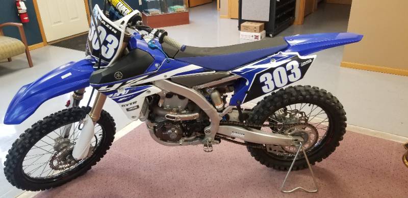 lot 2 image: Yamaha YZ450f Dirt Bike