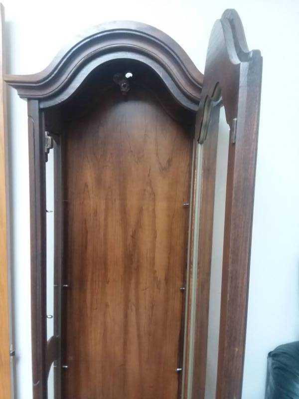 lot 2 image: Lighted Curio w 3 glass shelves and bottom Storage.