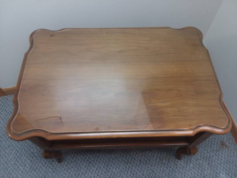 lot 5 image: Occasional Table