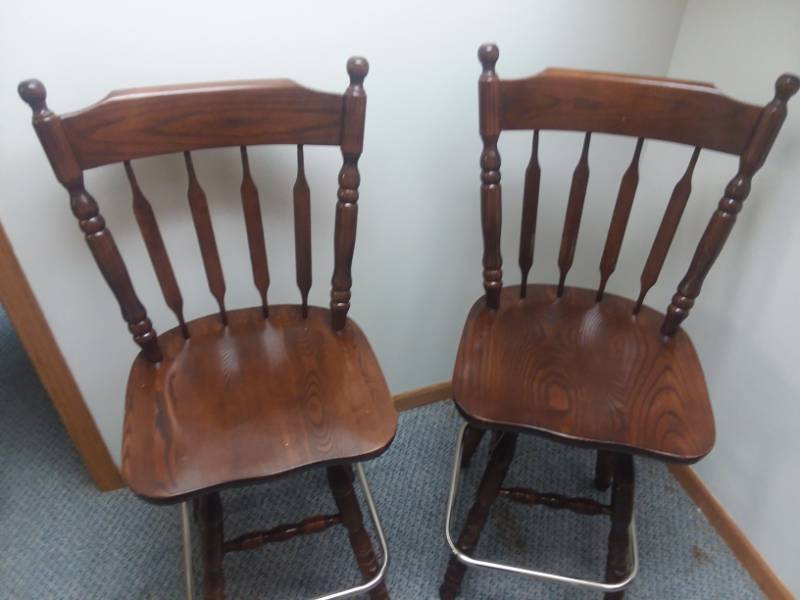 lot 6 image: Wood Swivel Barstools (2)