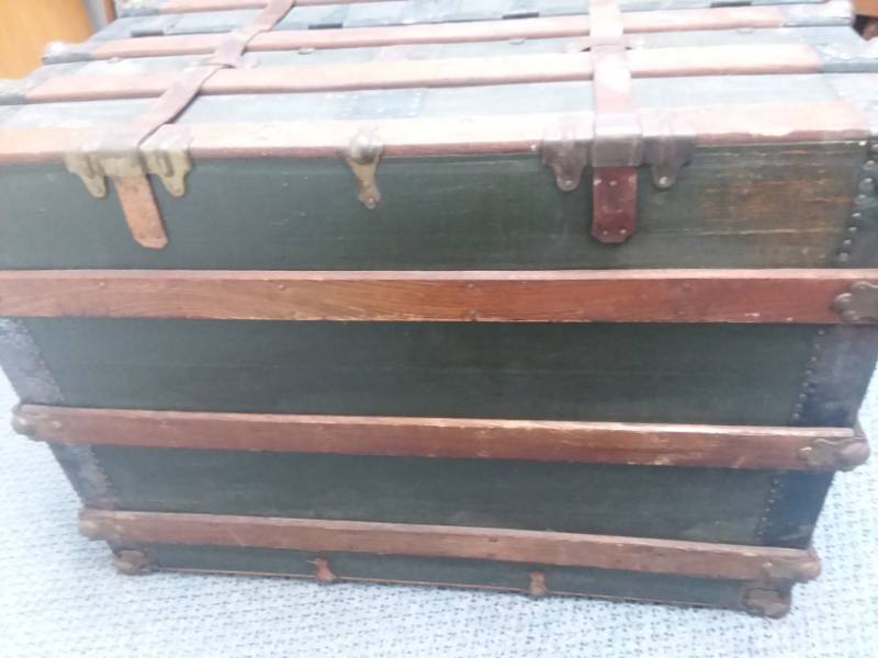 lot 14 image: Antique Canvas Covered Dresser Trunk.  Fabulous Condition