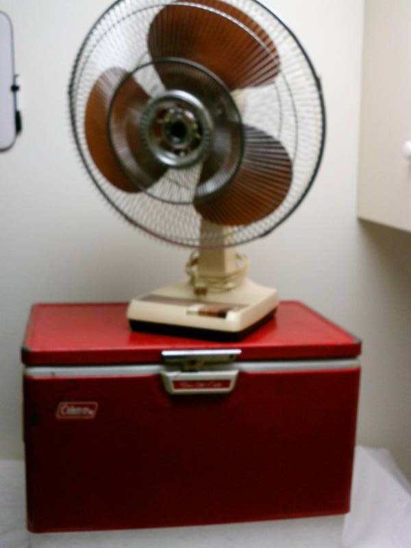 lot 34 image: Vintage Coleman Cooler ands Fan.