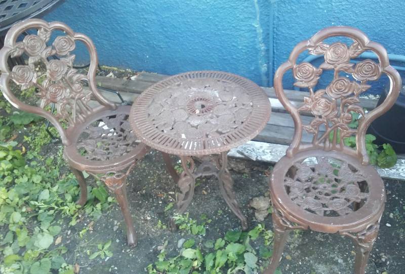 lot 212 image: Table and chairs, cast, lightweight.