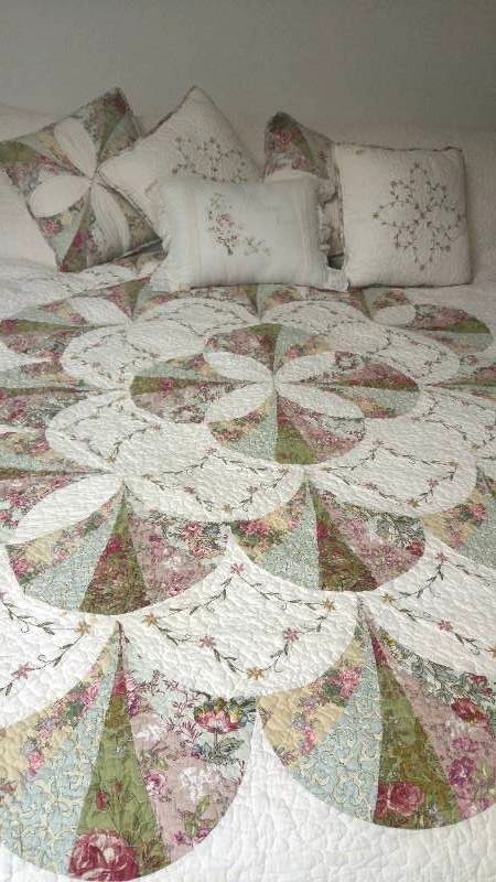 lot 45 image: Quilted Bedspread and accent Pillows