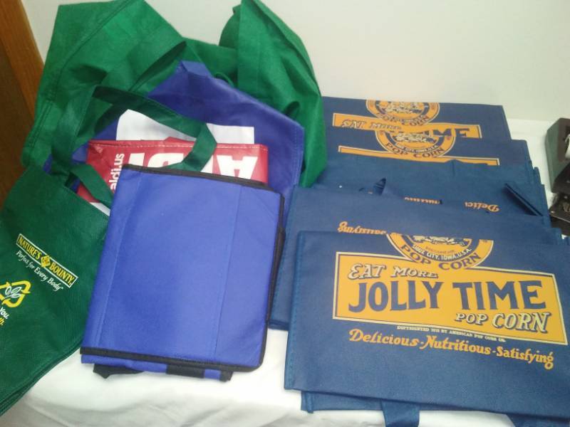 lot 65 image: 14 recyclable reusable bags.
