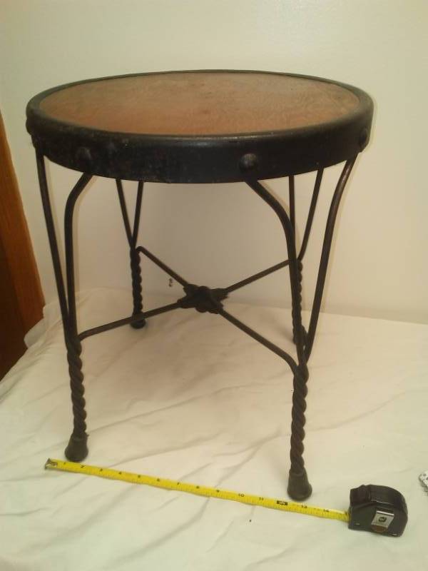 lot 72 image: Mid-century modern Twisted leg metal stool - vintage.