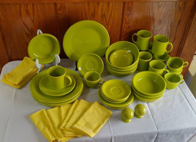 lot 380 image: Fiesta Ware  Green.  See pics and description for full detail.