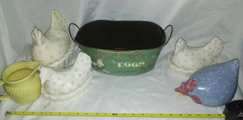 lot 275 image: Retro style egg basket and chickens plus chicken clock.