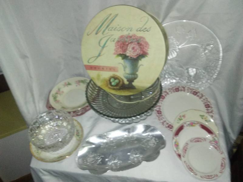 lot 276 image: Vintage China, porcelain, glass and crystal all in a hat box.