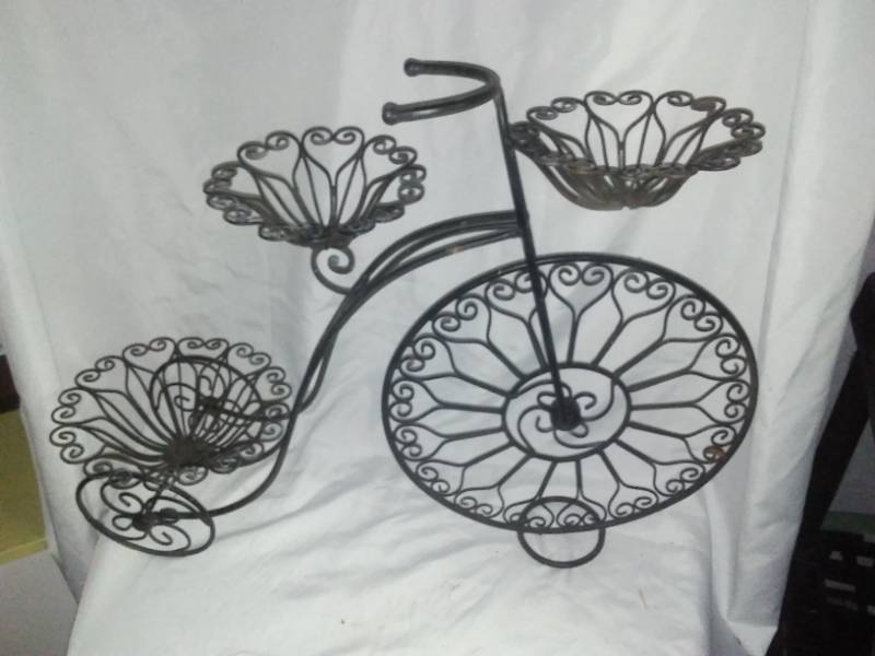 lot 281 image: Metal tricycle Decor - planter. Indoor outdoor