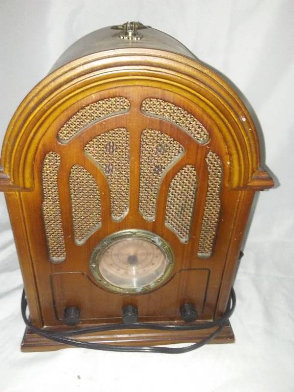 lot 282 image: Vintage look radio and cassette - working.