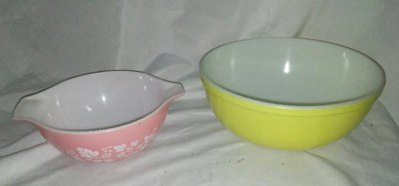 lot 287 image: 2 Pyrex bowls - nice color.