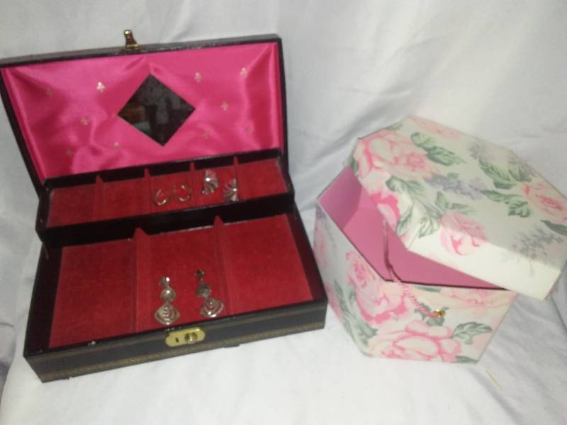 lot 290 image: Jewelry, jewelry box and hat box.