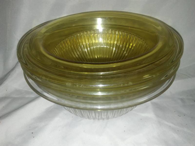 lot 299 image: Gold and clear nesting bowls -