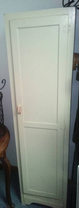 lot 301 image: Vintage cabinet with shelves.