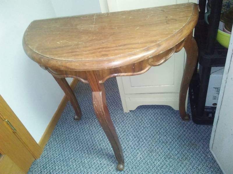 lot 302 image: Side table, three legs.