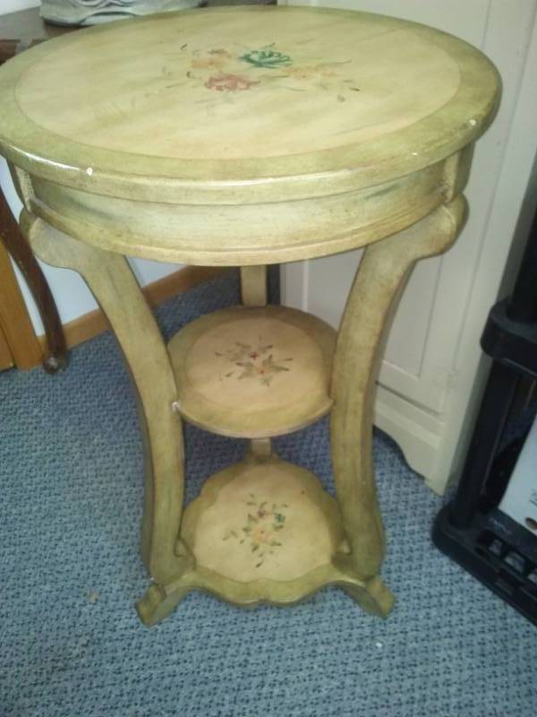 lot 305 image: Vintage three tier table  plant stand.