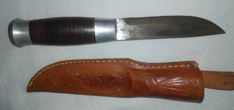 lot 310 image: Knife 4 inch and leather sheath, Norge Fjellknife