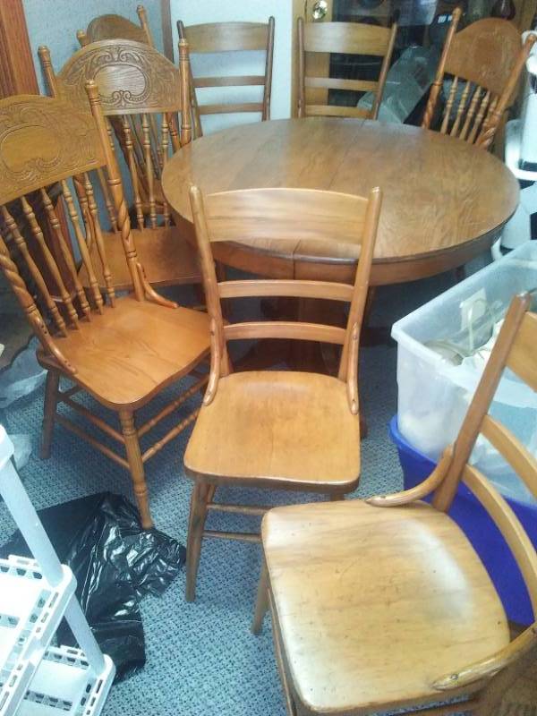 lot 315 image: Pedestal table, Oak and eight chairs, three leaves
