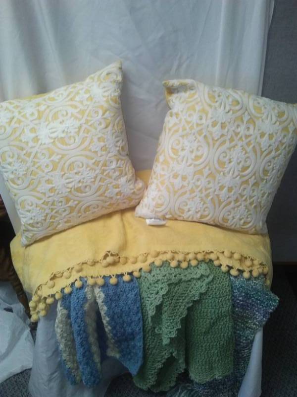 lot 317 image: Vintage 4 blankets 2 pillows 1 cotton yellow single size bedspread