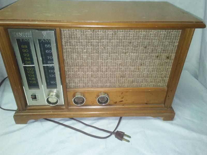 lot 328 image: Zenith tabletop AM FM radio.