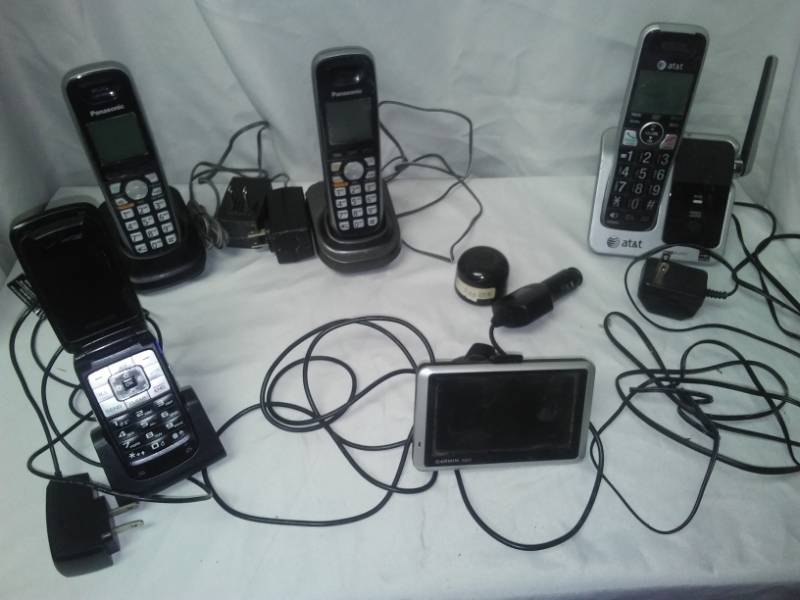 lot 331 image: GPS Garmin and phones