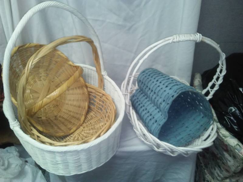 lot 332 image: 5 unique wicker baskets.