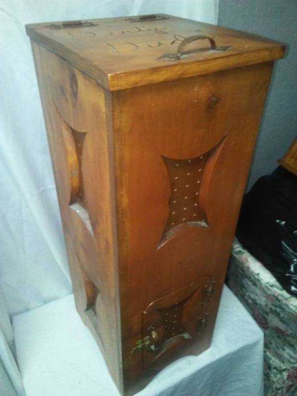 lot 333 image: Wood laundry hamper.