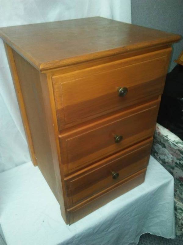 lot 334 image: Three drawer wood nightstands.