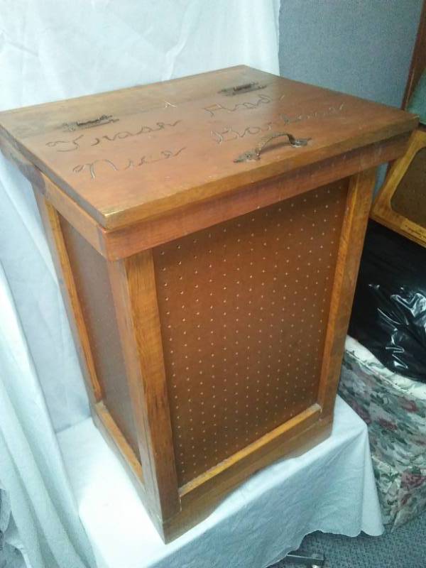 lot 335 image: Trash and garbage bin.