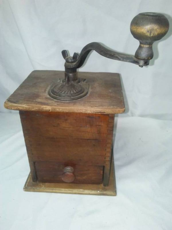 lot 344 image: Coffee grinder appears to be fully functioning.