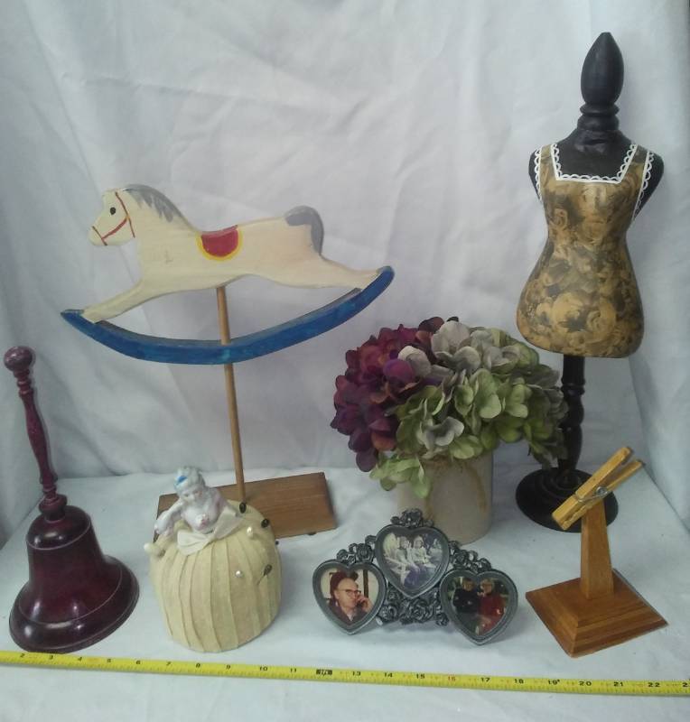 lot 351 image: Decor.