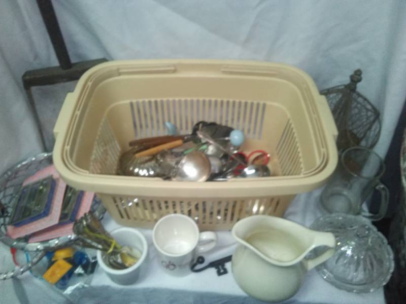 lot 360 image: Miscellaneous Kitchen in a basket.