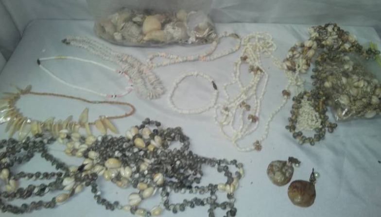 lot 368 image: 11 ocean shell necklaces, bracelets and earrings, some spare shells.