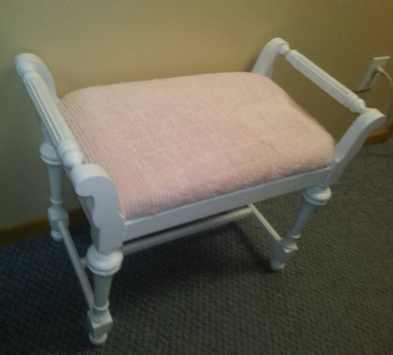 lot 377 image: Bench padded plus 2 matching pillows late for the pictures