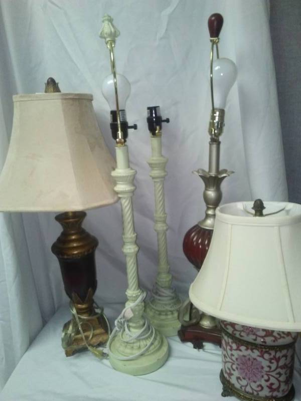 lot 378 image: 5 lamps, all working.