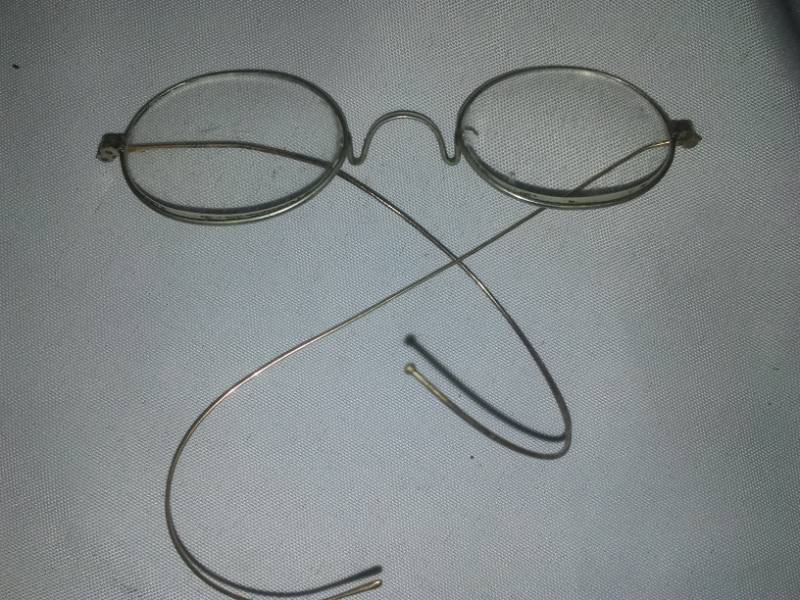 lot 392 image: Antique eyeglasses.