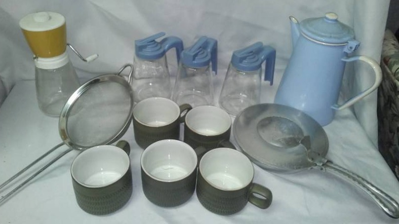 lot 395 image: Vintage kitchen - Federal, gemco, Denby Mugs & More