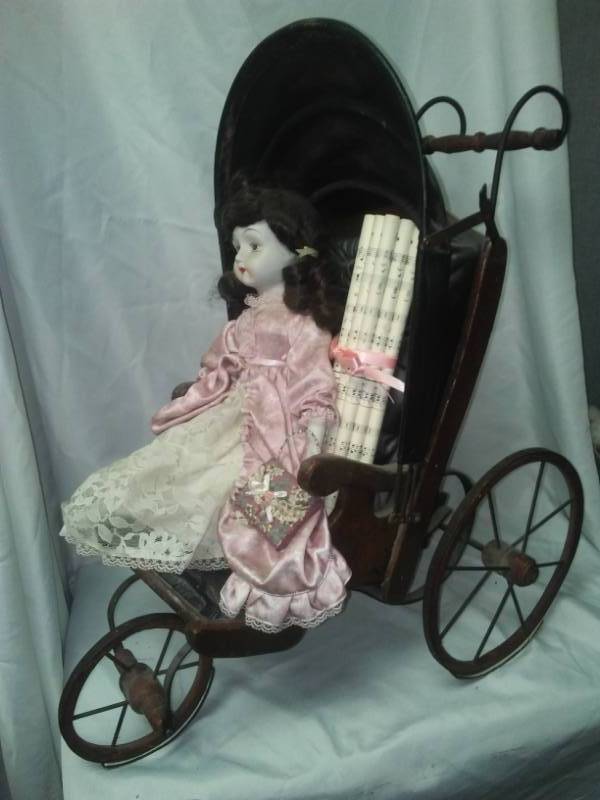 lot 401 image: Porcelain doll in Carriage