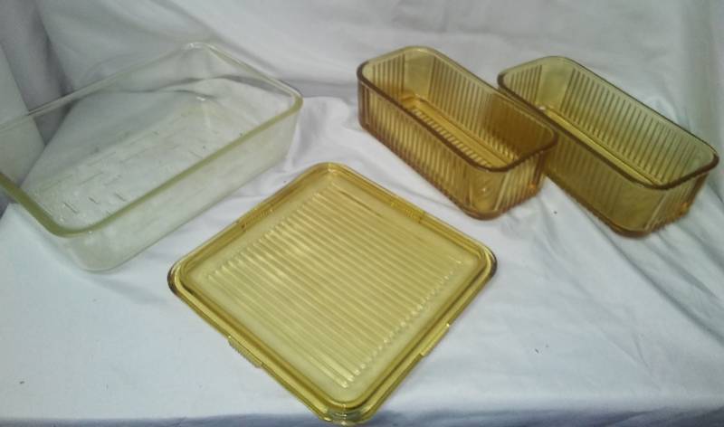 lot 402 image: Vintage gold and clear bakeware.