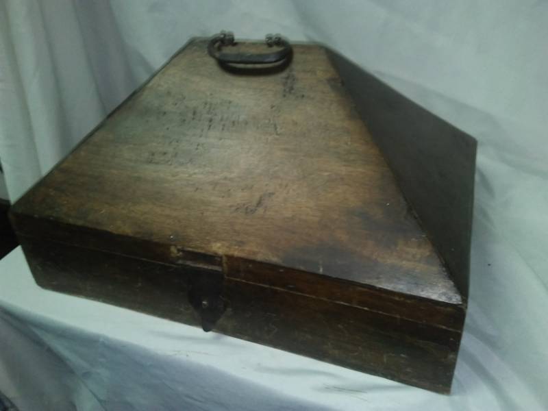 lot 403 image: Vintage looking pyramal wood box.
