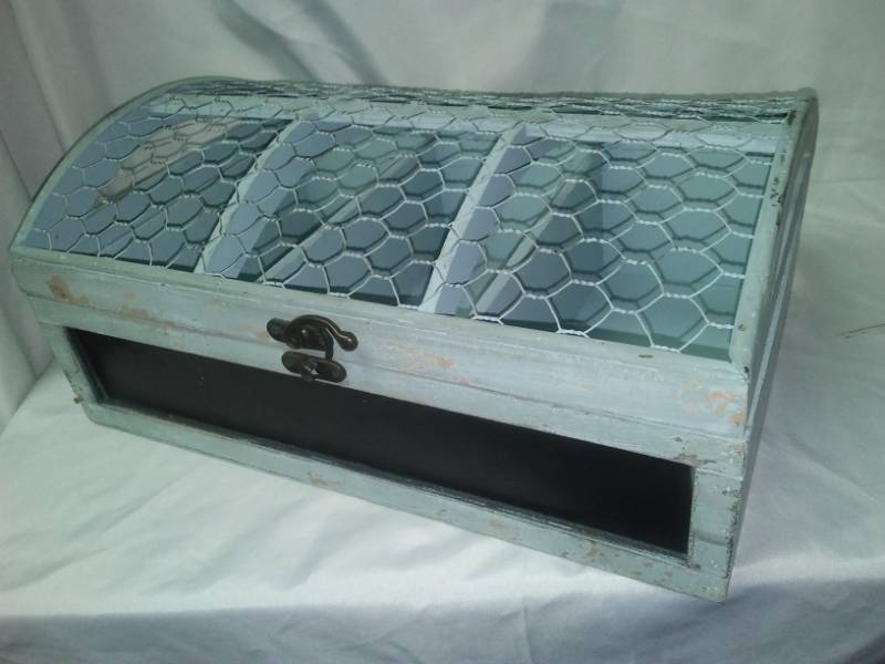 lot 404 image: Vintage looking wood box.