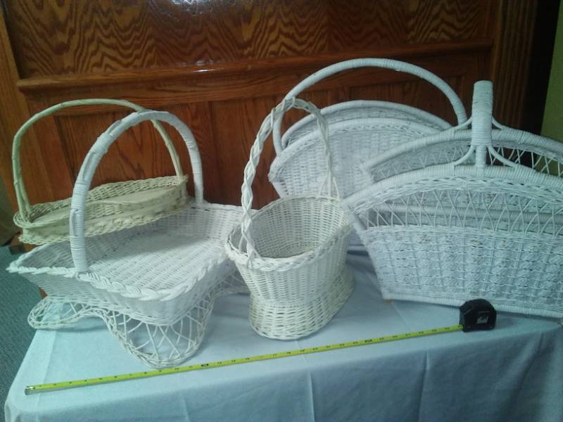 lot 408 image: 5 off white wicker baskets.