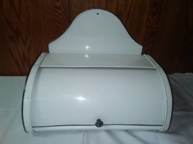 lot 418 image: Enamelware Bread Box