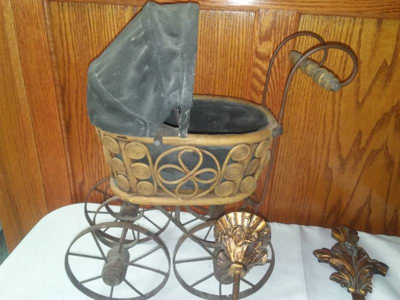 lot 423 image: Buggy Angel and sconce.